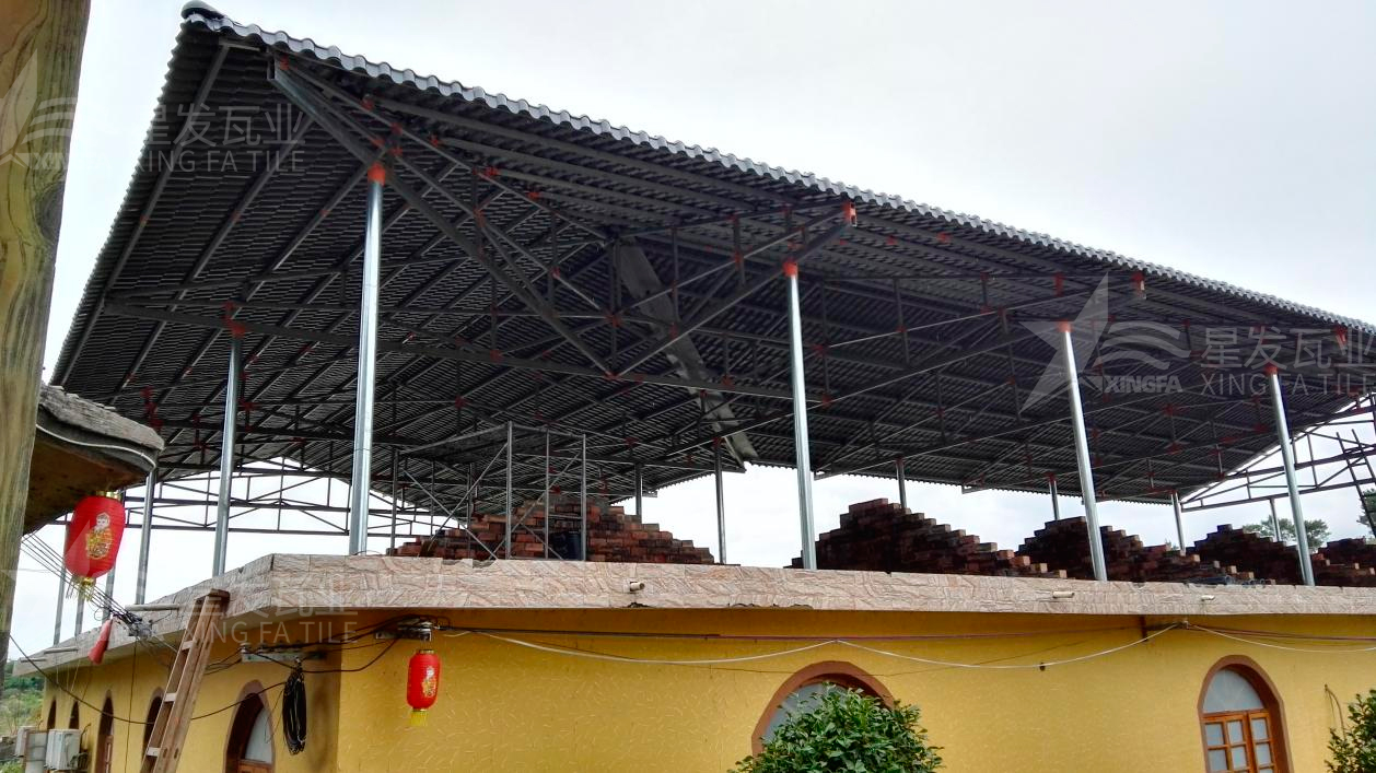 “鋼結(jié)構(gòu)+合成樹脂瓦”屋面建筑體系已被普遍應(yīng)用，促進行業(yè)發(fā)展