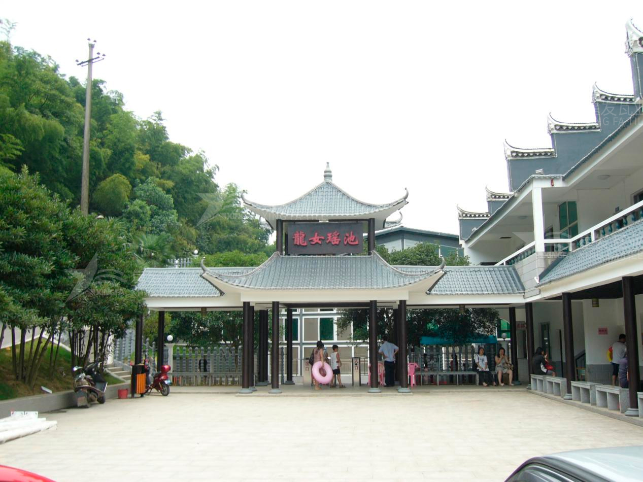 屋頂材料合成樹脂瓦和不銹鋼瓦哪個(gè)好？選擇很重要！